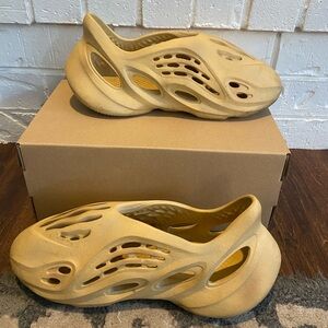 Adidas Tan Yeezy Foam RNR Size 9